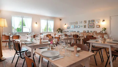 Hôtel Restaurant la Voile Bleue Отели в г. Эрдеван