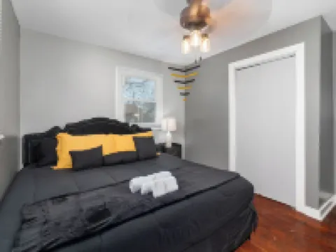 20Mins from Beach, 10Guests/Wifi/1.2 Baths/Ping Pong/Pool Table/Treadmill Hotels in Gary