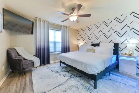 Entire Home-Beautiful 4BR, 3.5BA Retreat in Ankeny, Iowa 2 King Beds, Fenced, AC