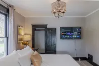 *HOT TUB* Character home minutes to downtown Fargo & NDSU!