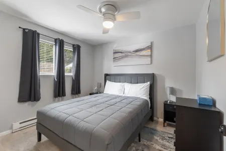 Charming 2-bedroom apartment with WiFi, AC in Olympia