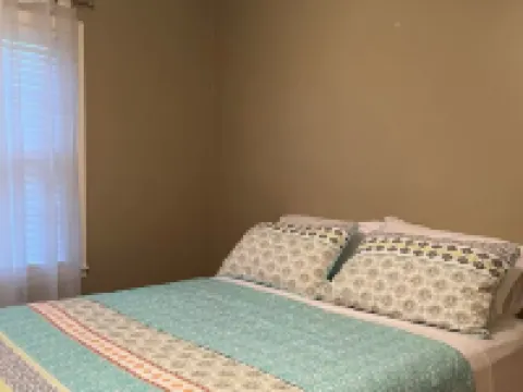 Pink Door Charming 2-bedroom house with WiFi, AC in nice Oneonta, Close to Food 오니온타 호텔