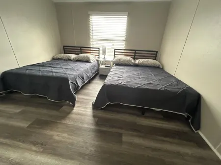 Cozy home in charming Norwalk with AC, WiFi. Cedar Point/Summit Race//Sports Par