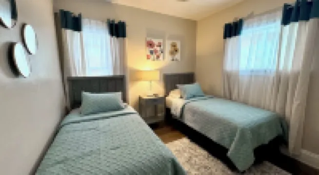 Farmhouse In The City CLE Clinic-Long Stays Welcome - 2bd/1bth WiFi, Full Kitch 謝克海茨酒店