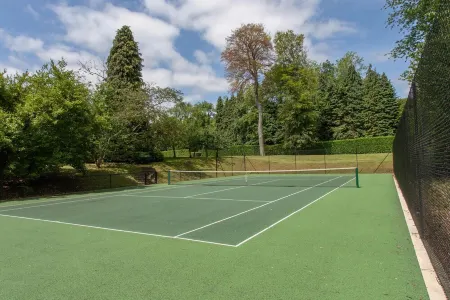 Luxury country retreat with extensive leisure facilities Отели рядом с достопримечательностью «Библиотека Хай-Уиком»