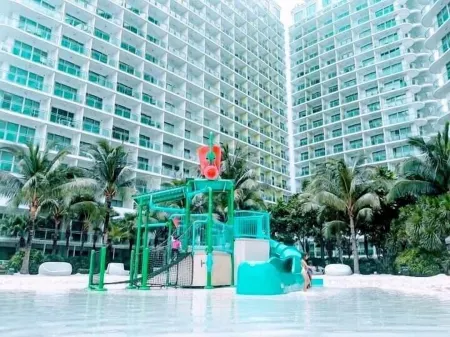 Azure Paris Hilton Beach Resort & Residences @ 1932 Maui Tower Отели рядом с достопримечательностью «Нешнел Шрайн оф Мэри Хелп оф Крисченс»