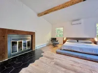 Lakeside Home Hot Tub + Heated Pool on Private 5 Acres