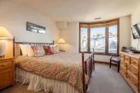 Modern Rustic Bi-Level 3 Bedroom Plus Loft Condo In Beaver Creek