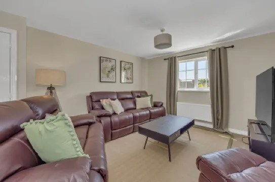 Spacious 5BRM Townhouse – Ideal for Contractors, Corporate Stays & Family Visits