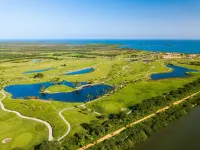 Luxury Retreat with Private Jacuzzi and Mountain Views. FREE Parking and Laundry