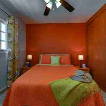 PALMA REAL 2 bed, 2 bath, sleeps 6, close to Palm beach. Rooms