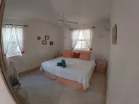 ATTRACTIVE self contained apartment in a 2 storey villa Spacious & well equipped  호텔