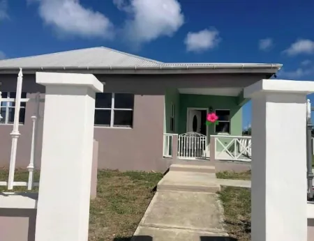 Island gem.  Close to beach and downtown Отели рядом с достопримечательностью «V C Bird Monument»