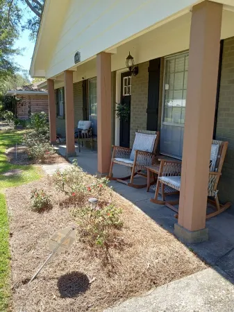 Charming Home Comfy Beds Private Backyard with Fire Pit