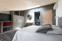 Villa Caumartin, heated pool from April to All Saints' Day vacations Hotels in Le Bois-Plage-en-Ré