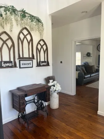 Spacious 5-bedroom country home in serene Williamstown near the Ark and lake