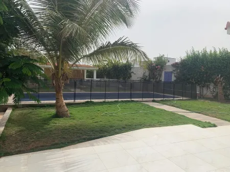 Villa Moderne de 2000m2 Avec Grande Piscine Chauffée Sécurisée Pour les Enfants Отели в г. Сали