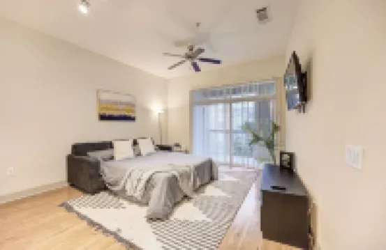 Lavish 1BR apartment with AC, fitness room, WiFi, Pet-friendly