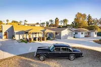 Melrose 2 BR w/ large kitchen + fireplace + patio - 3-Star