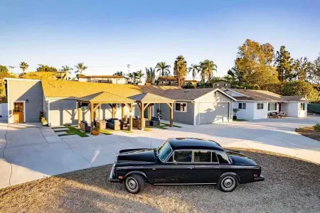 Melrose 2 BR w/ large kitchen + fireplace + patio