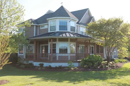 Family vacation retreat w/ In-ground Pool with private Chesapeake Bay access!