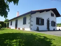 Basque house located between sea and mountains. Hotels in Irissarry