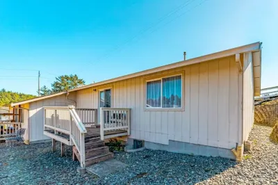 Peaceful retreat near the redwoods, ocean, and golf course! Hotels near Sequoia Park