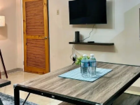 The Hideaway Too - Modern One Bedroom Executive Suite - 5 mins to Mandeville Hotels in Mandeville