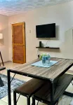 The Hideaway Too - Modern One Bedroom Executive Suite - 5 mins to Mandeville