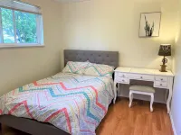 Nice Cozy Quiet House -W back Yard Hotel berhampiran Leviton Network Solutions