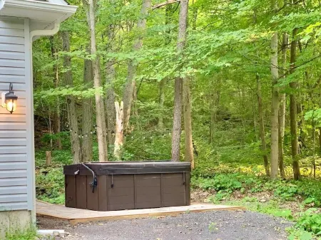 Forest Guest Suite Near Picton Centre (Pet-Friendly &Hot Tub &Park Pass)