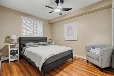 3 Beds (Queen) Free Underground Parking, AC, Riverwalk, Saddledome, 2 bedrooms Hotel a 