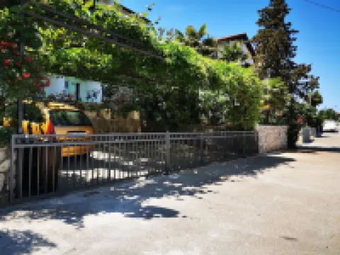 Apartment NJIVICE with Wi-Fi, sea view, air conditioning, 200m from the sea Hotels in 