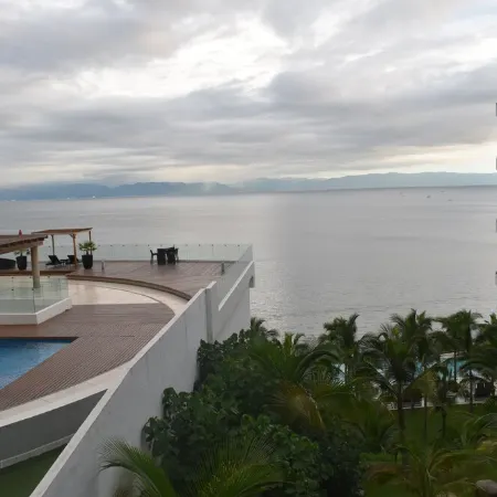 Beautiful Beach front Condo with pool and Espectacular ocean views