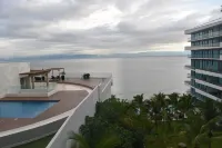 Beautiful Beach front Condo with pool and Espectacular ocean views