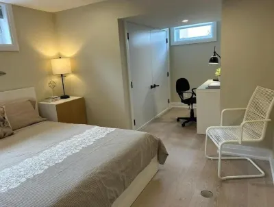 LakeView 2BR: Easy Access & Modern Comfort