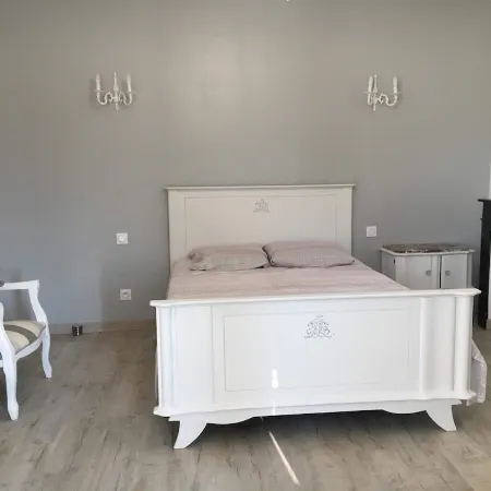 Gite for 6 to 8 people, all renovated with Jacuzzi, 20 minutes from puy du fou Отели в г. Молеон
