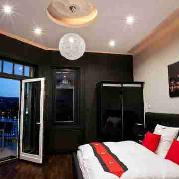 Modern apartment with a breathtaking view of the Danube and the mountains Rooms