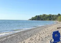 休倫湖畔崖坡上的湖景小屋，配有通往沙灘的私人樓梯