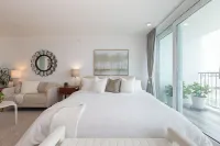 5 minutes to SJU airport, Steps to Isla Verde Beach, 15th Fl. w/Prkg @ESJ Towers
