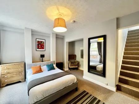 Cathedral Quarter - sleeps 8