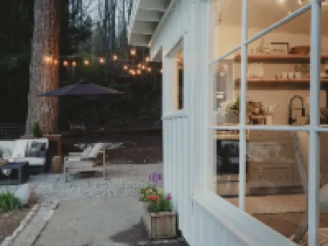 Waterview Rabbit Hill Cottage w/hot tub. Hotels in Mukilteo