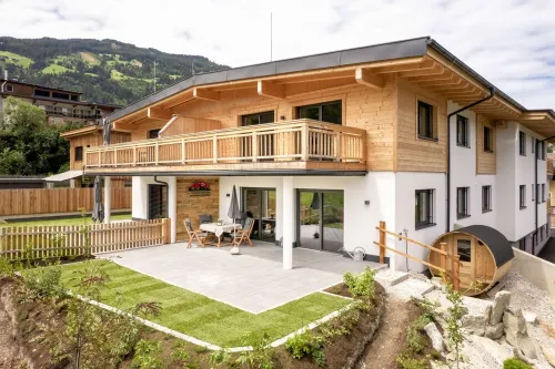 'Lottis Dahuam' Centrally Located Vacation Apartment in Fügen, with Garden & Sauna - Wifi