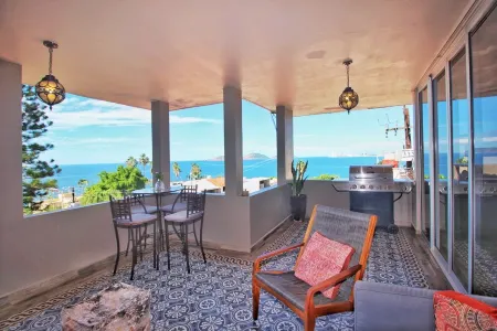 Casa Vista Azul- Perfect location! Stunning ocean views, near Olas Altas/ Centro Отели рядом с достопримечательностью «Old Mazatlan»
