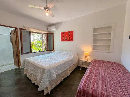 House with pool and sea view in upmarket neighborhood for up to 10 people with WIFI.