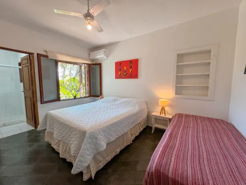 House with pool and sea view in upmarket neighborhood for up to 10 people with WIFI.