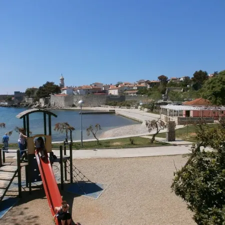 Apartment Tihana with 2 bedrooms and garden view, family-friendly Отели в г. Крк