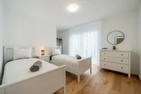 Schweizer Refugium | Smart Home, 1 GB, Erdgeschoss, 3 Min. zum Krankenhaus! Hôtels à : 
