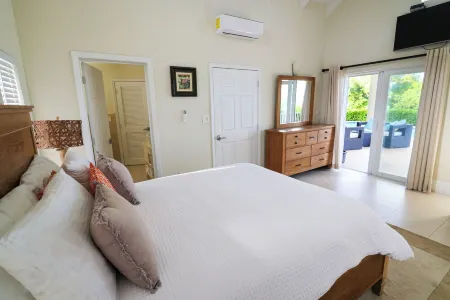 Turquoise Water Views On Both Sides Of  Spectacular Private Property. Отели рядом с достопримечательностью «Turks and Caicos Island»