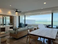 Luxury condo w/private jacuzzi and flamingo views